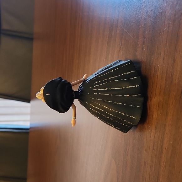 Hallmark Holiday Barbie ornament 1998, in box. - Picture 5 of 6